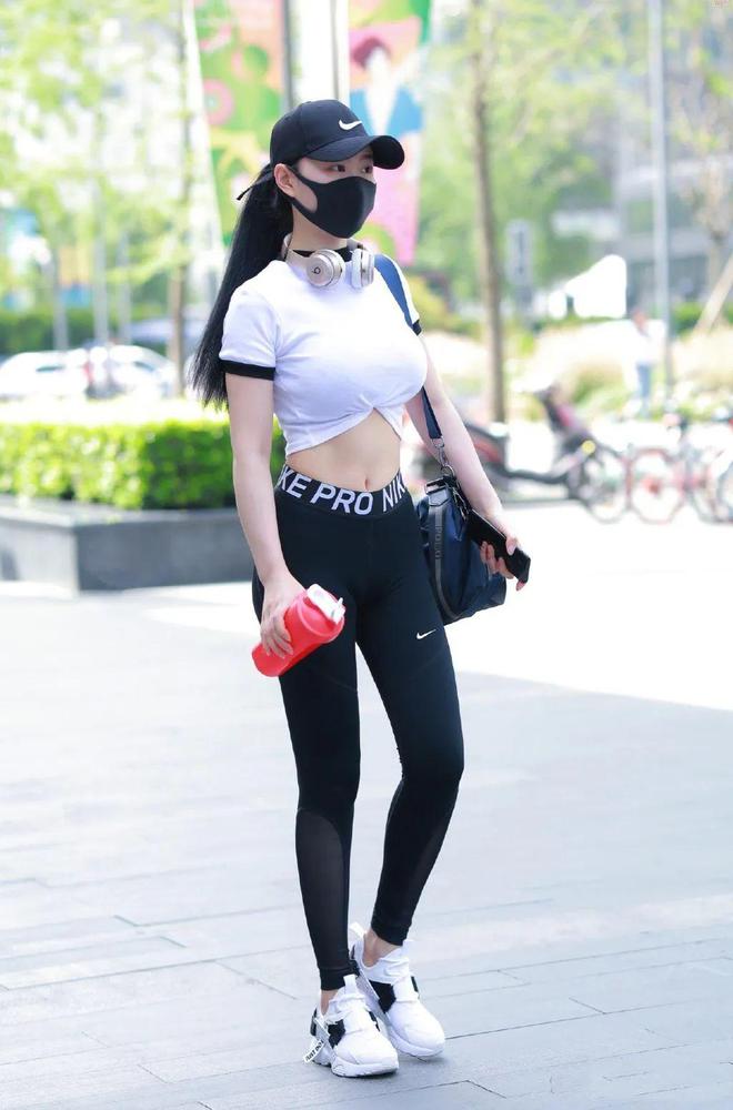 搭展现“纤细腰线”风格时尚浪漫qmh球盟会亚博女生穿运动穿(图3)