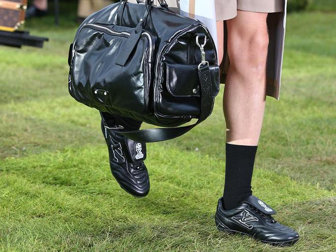 运动鞋即将上市、adidas 带来亚马尔首款签名足球鞋球盟会网站入口每周鞋报：LV Footprint 足球(图2)