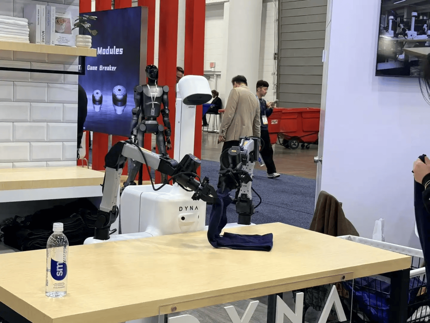 方向最火中企霸场机器人全明星乱斗暴走2万步逛CES2026:9大(图4) 方向最火中企霸场机器人全明星乱斗暴走2万步逛CES2026:9大(图4)