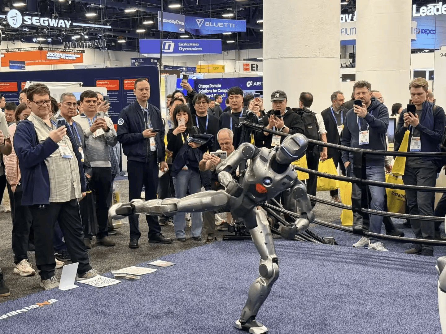 方向最火中企霸场机器人全明星乱斗暴走2万步逛CES2026:9大(图51) 方向最火中企霸场机器人全明星乱斗暴走2万步逛CES2026:9大(图51)